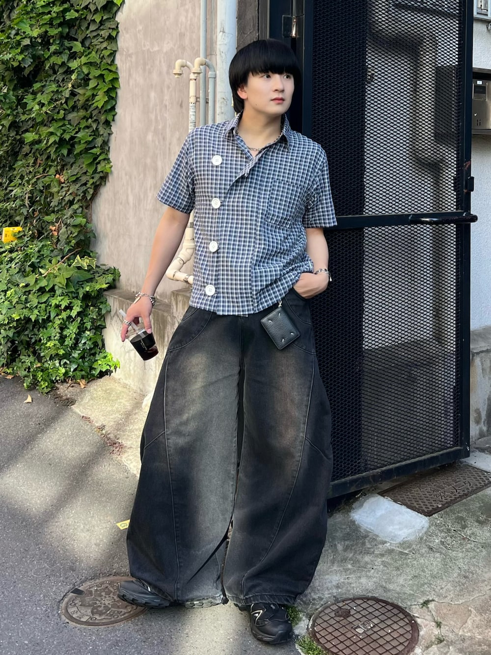 ブルー系のシャツ/ブラウス、ブラック系のデニムパンツ、ブラック系のスニーカーを着用したメンズの夏コーディネートの2枚目の写真