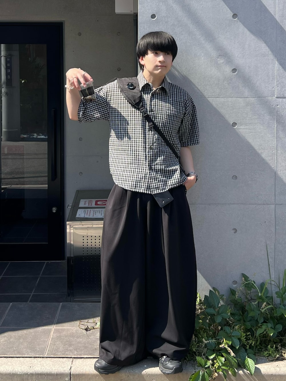 ブラック系のスラックス、ブラック系のシャツ/ブラウス、ブラック系のショルダーバッグを着用したメンズの夏コーディネートの2枚目の写真