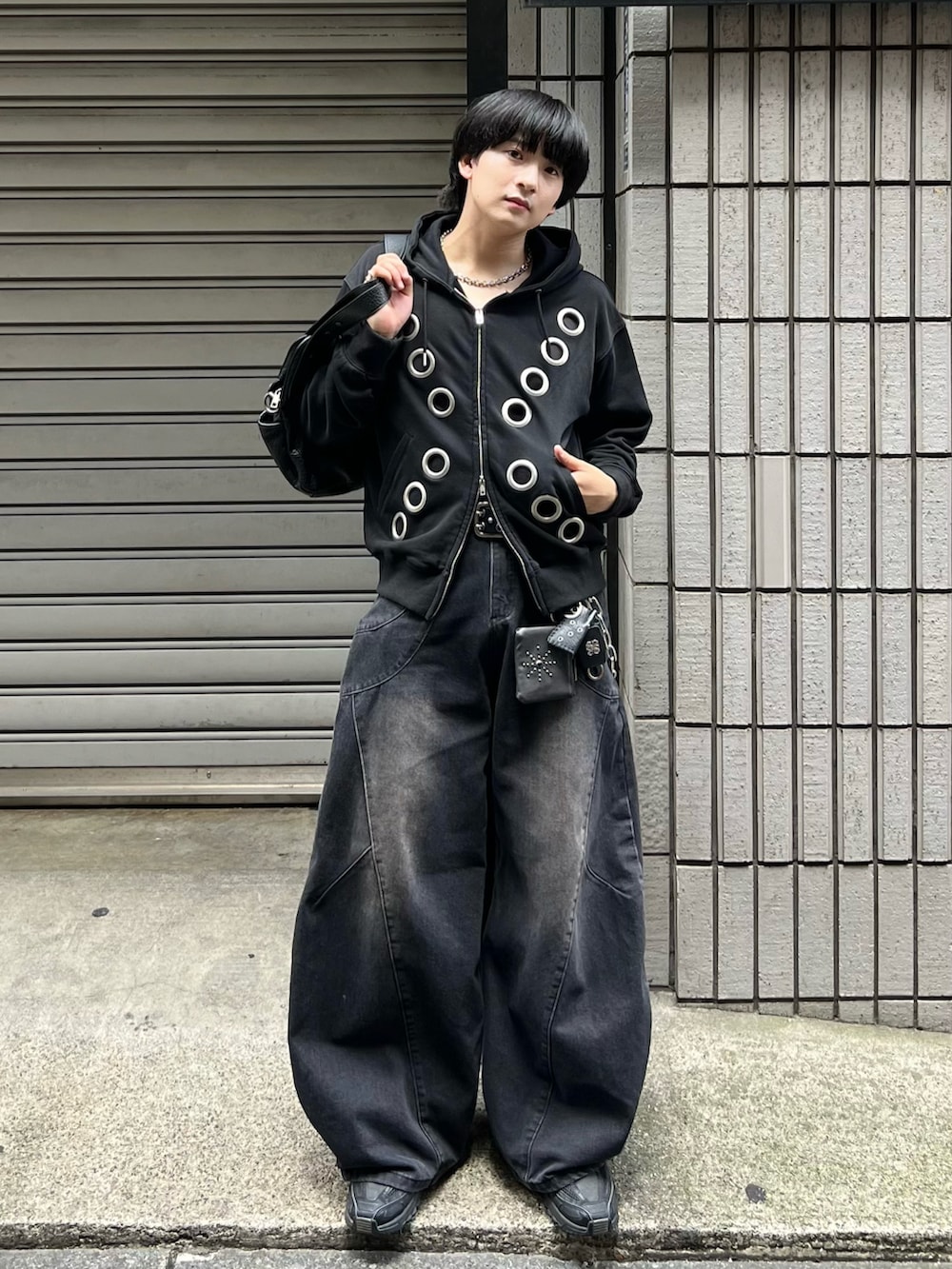 ブラック系のデニムパンツ、ブラック系のパーカー、グレー系のタンクトップを着用したメンズの秋コーディネートの2枚目の写真