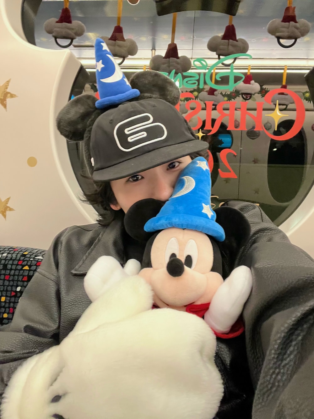 ブラック系のジャケット/アウター、ブラック系のスウェット、ブラック系のデニムパンツを着用したメンズの冬コーディネートの2枚目の写真