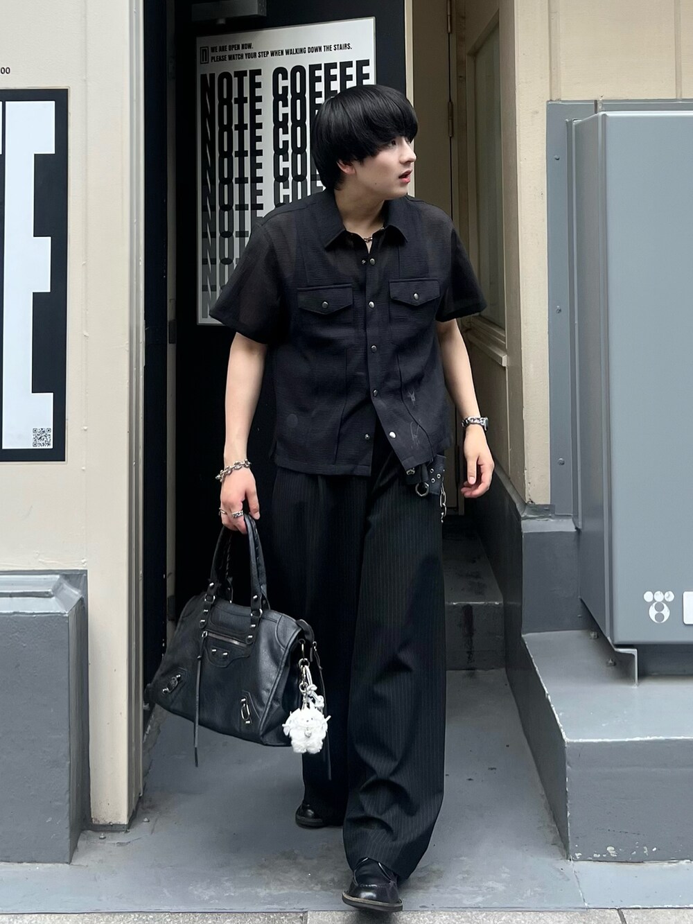 ブラック系のボストンバッグ、ブラック系のシャツ/ブラウス、ブラック系のスラックスを着用したメンズの夏コーディネートの3枚目の写真