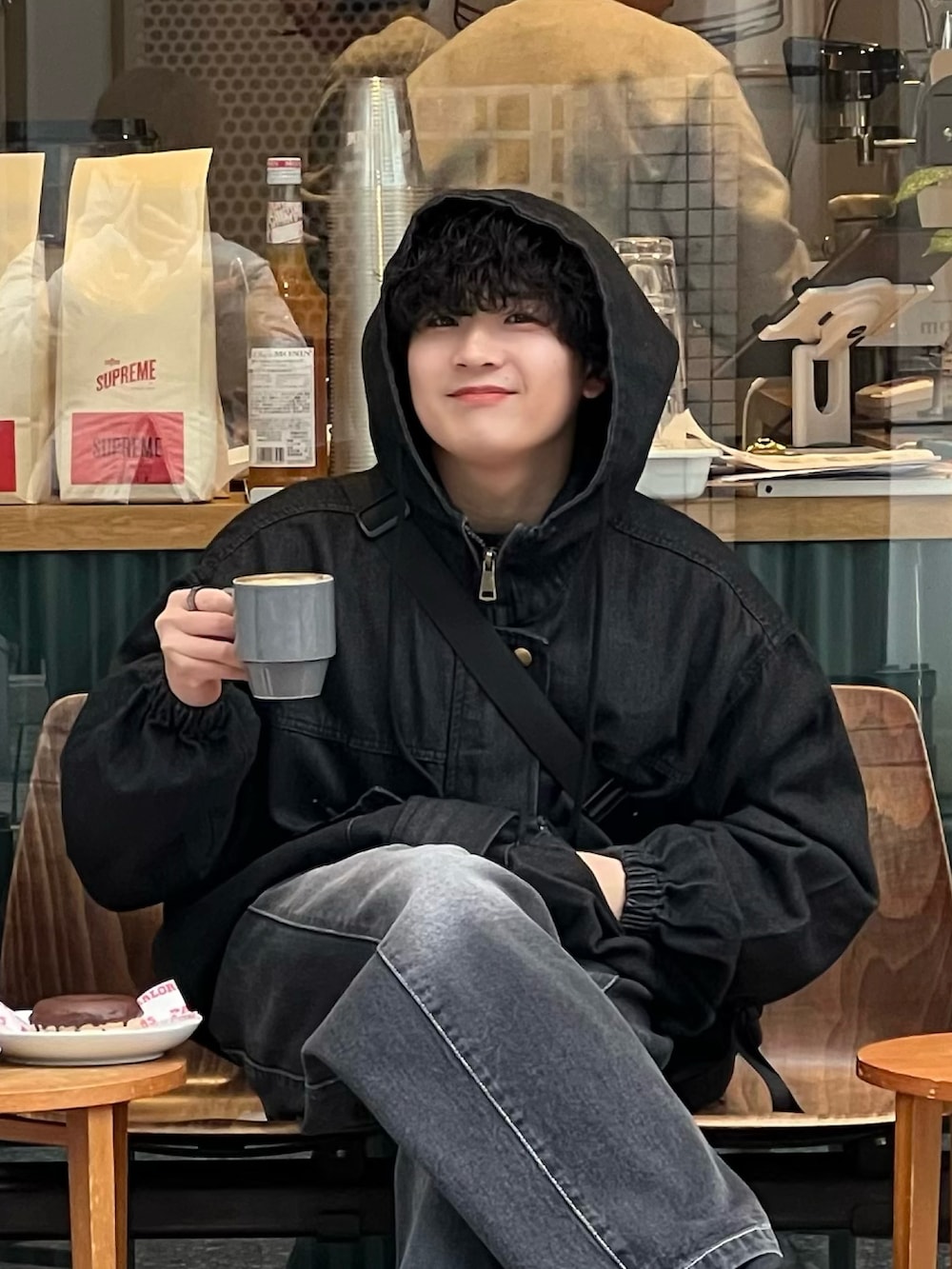 ブラック系のデニムジャケット、ブラック系のデニムパンツ、ブラック系のスリッポンを着用したメンズの冬コーディネートの2枚目の写真