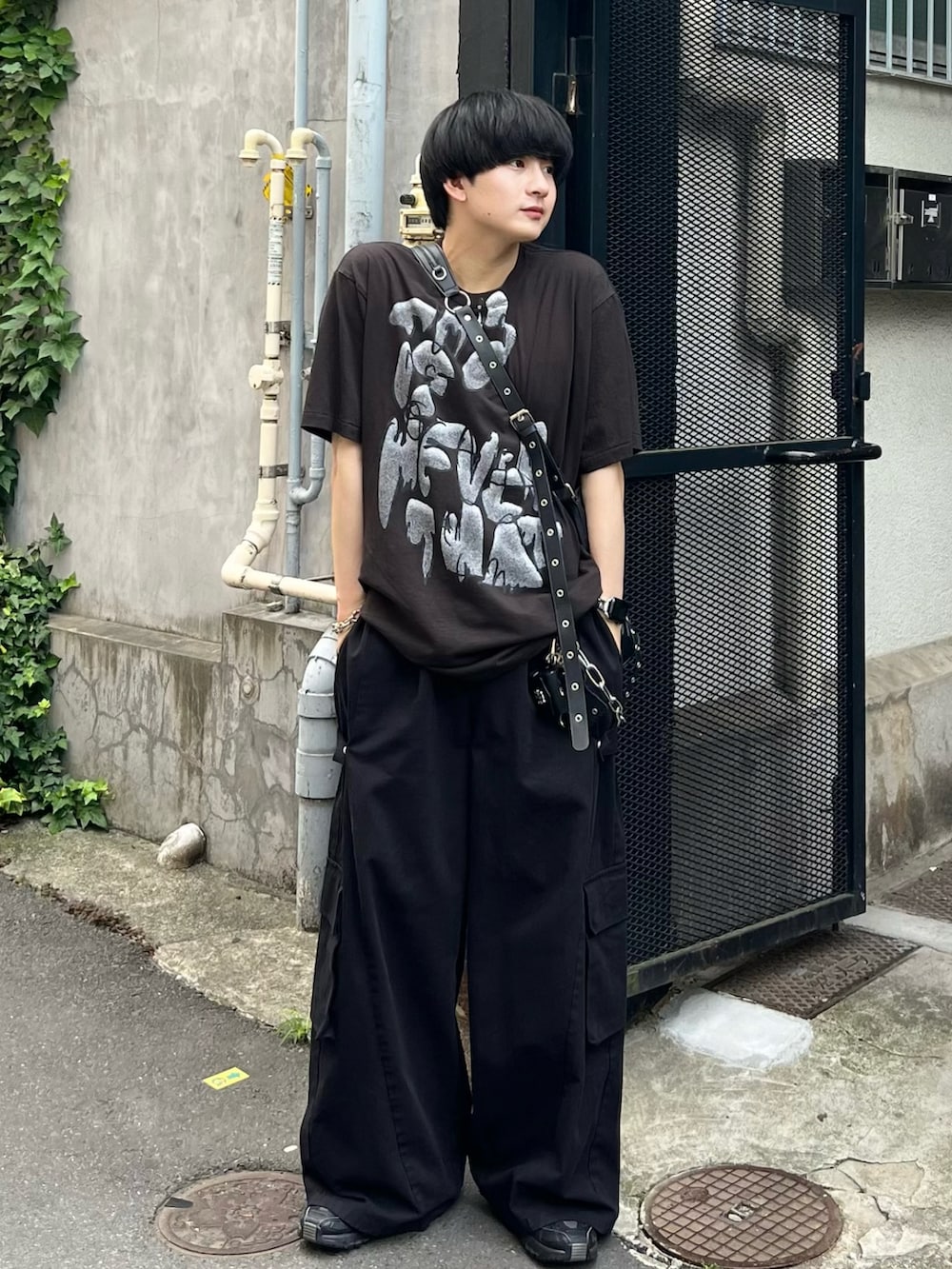 ブラック系のTシャツ/カットソー、ブラック系のカーゴパンツ、ブラック系のショルダーバッグを着用したメンズの夏コーディネートの2枚目の写真