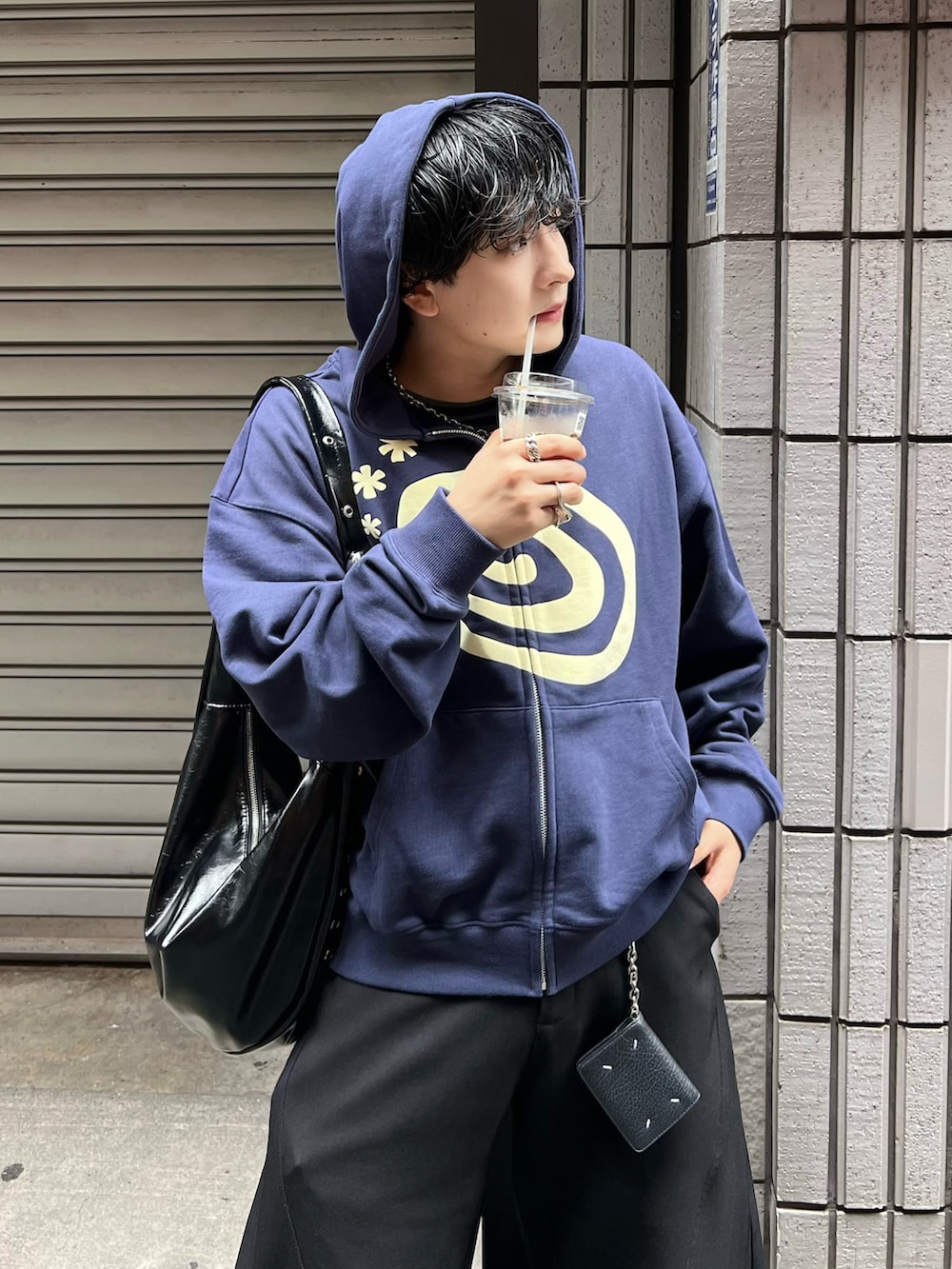 その他のパーカーを着用したメンズの秋コーディネートの4枚目の写真