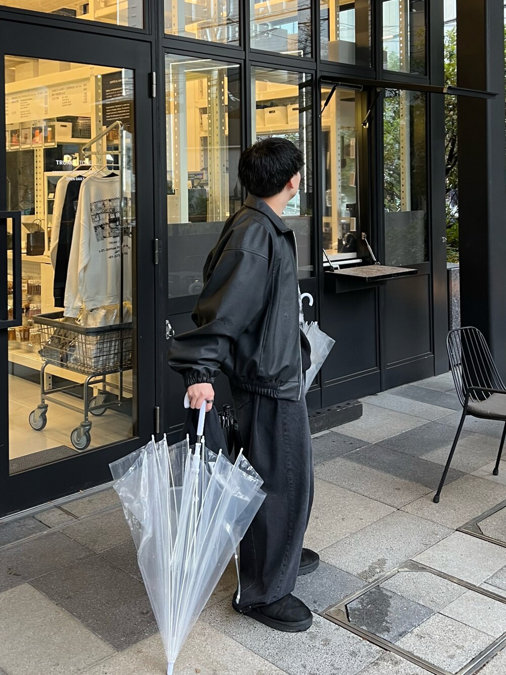 ブラック系のスウェット、ブラック系のジャケット/アウター、ブラック系のトートバッグを着用したメンズの春コーディネートの3枚目の写真