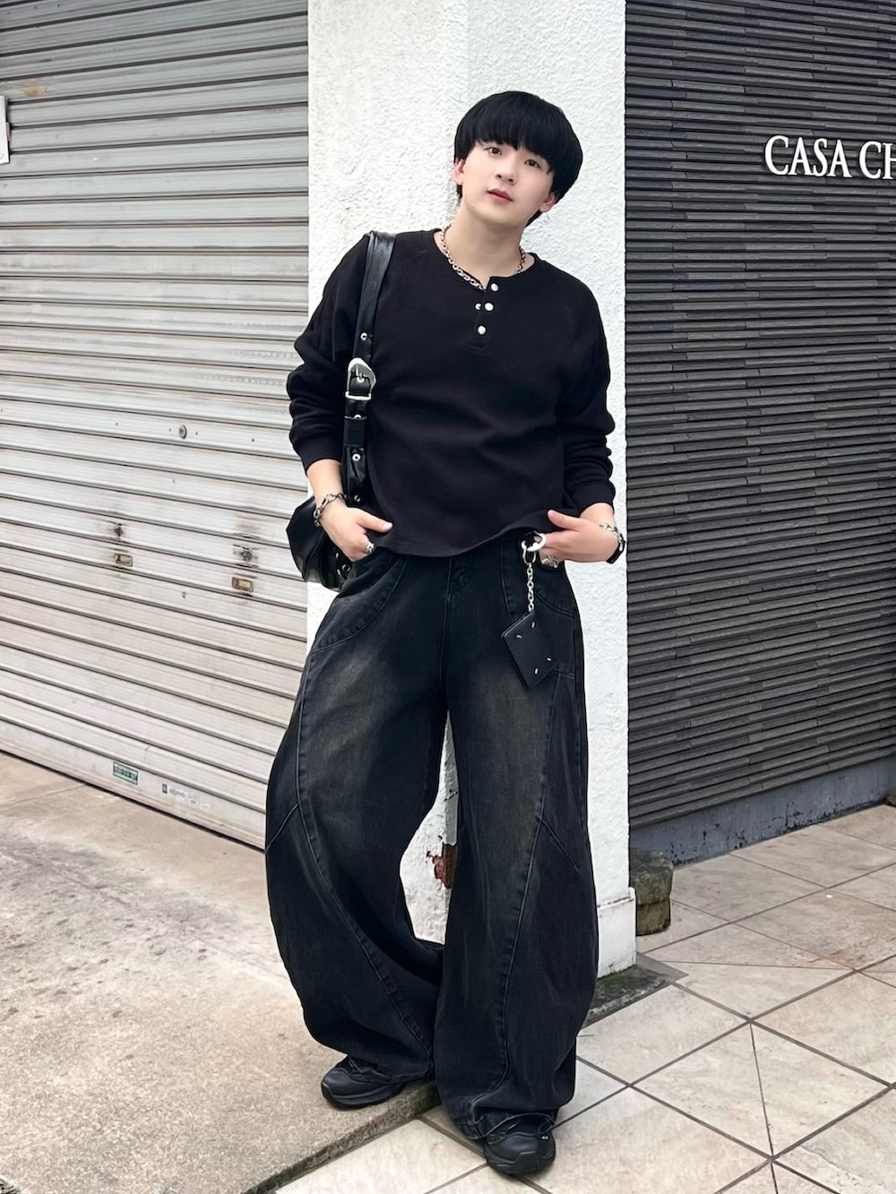グレー系のTシャツ/カットソー、ブラック系のショルダーバッグ、ブラック系のデニムパンツを着用したメンズの夏コーディネートの2枚目の写真