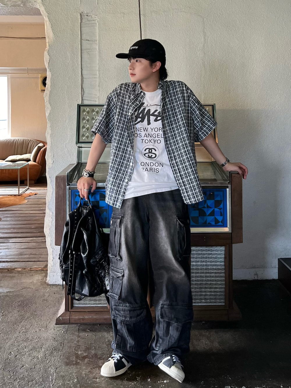 ブラック系のデニムパンツ、ブラック系のシャツ/ブラウス、ブラック系のパンツを着用したメンズの秋コーディネートの2枚目の写真