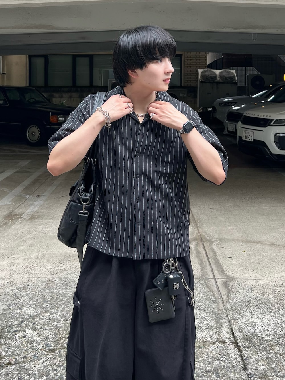 ブラック系のカーゴパンツ、ブラック系のシャツ/ブラウス、ブラック系のスニーカーを着用したメンズの夏コーディネートの2枚目の写真