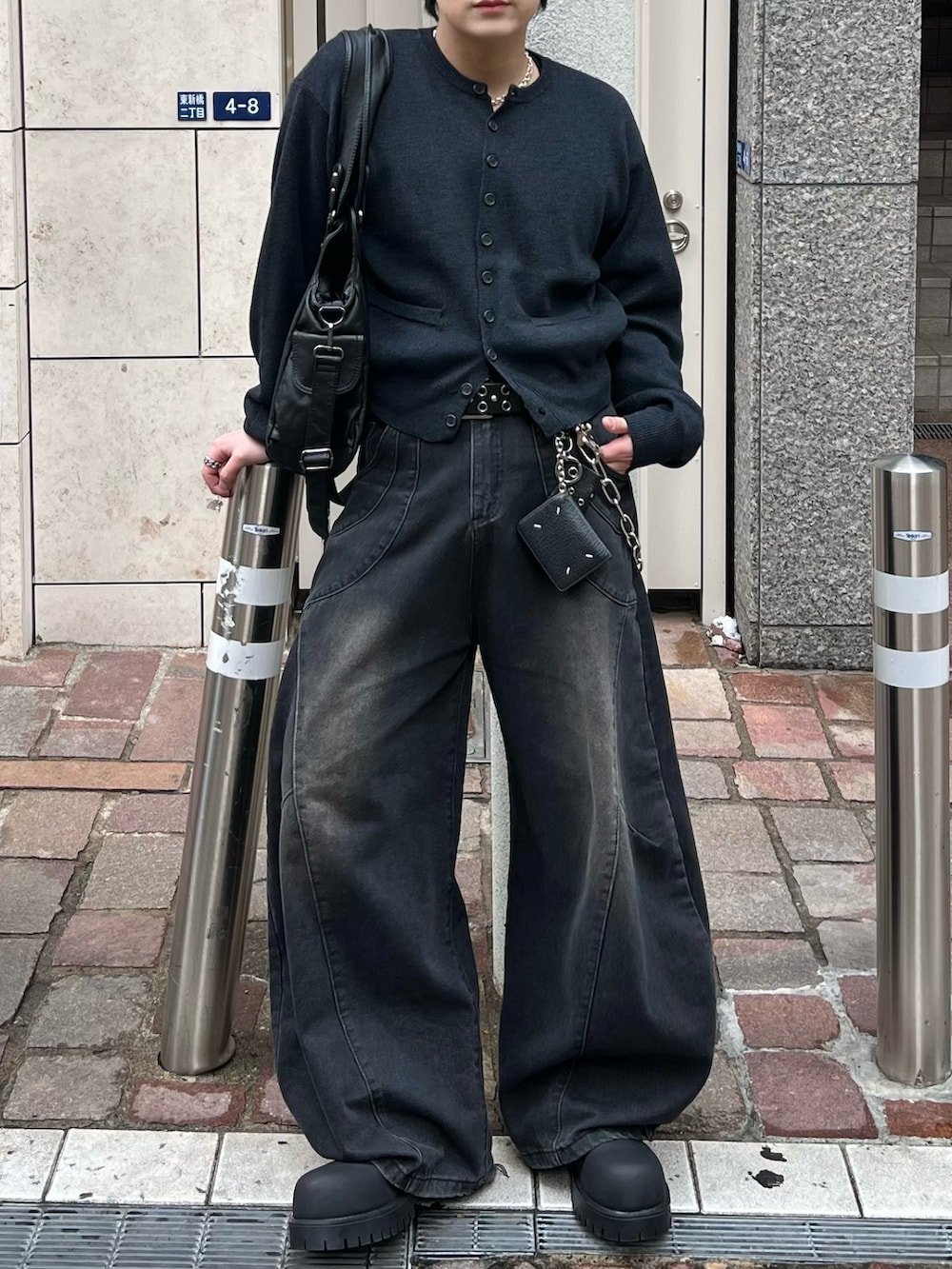 ブラック系のカーディガン/ボレロ、ブラック系のデニムパンツ、ブラック系のブーツを着用したメンズの冬コーディネートの3枚目の写真