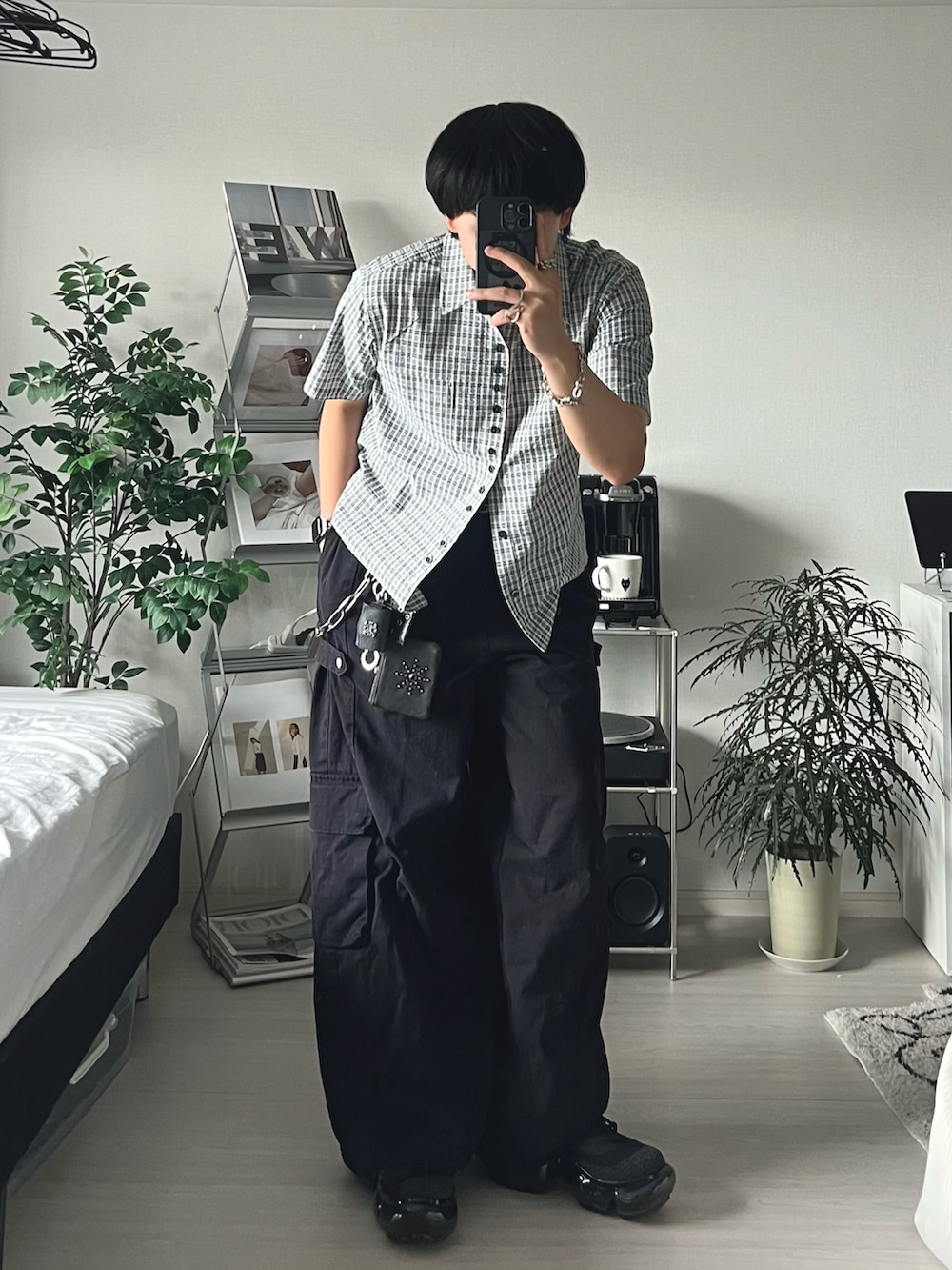 ブルー系のシャツ/ブラウス、ブラック系のカーゴパンツ、ブラック系のスニーカーを着用したメンズの夏コーディネートの2枚目の写真