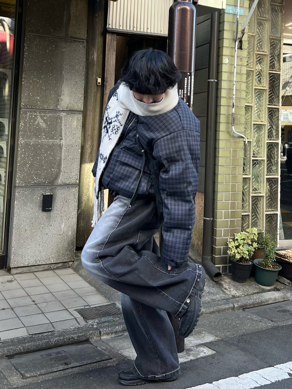 ブルー系のブルゾン、ブラック系のデニムパンツ、ブラック系のスニーカーを着用したメンズの冬コーディネートの4枚目の写真