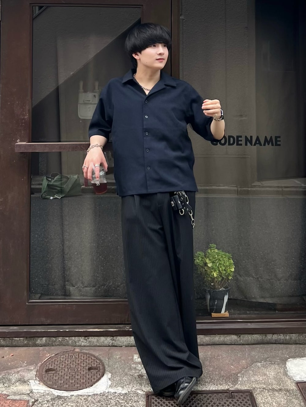 ブルー系のシャツ/ブラウス、ブラック系のスラックス、ブラック系のドレスシューズを着用したメンズの夏コーディネートの2枚目の写真