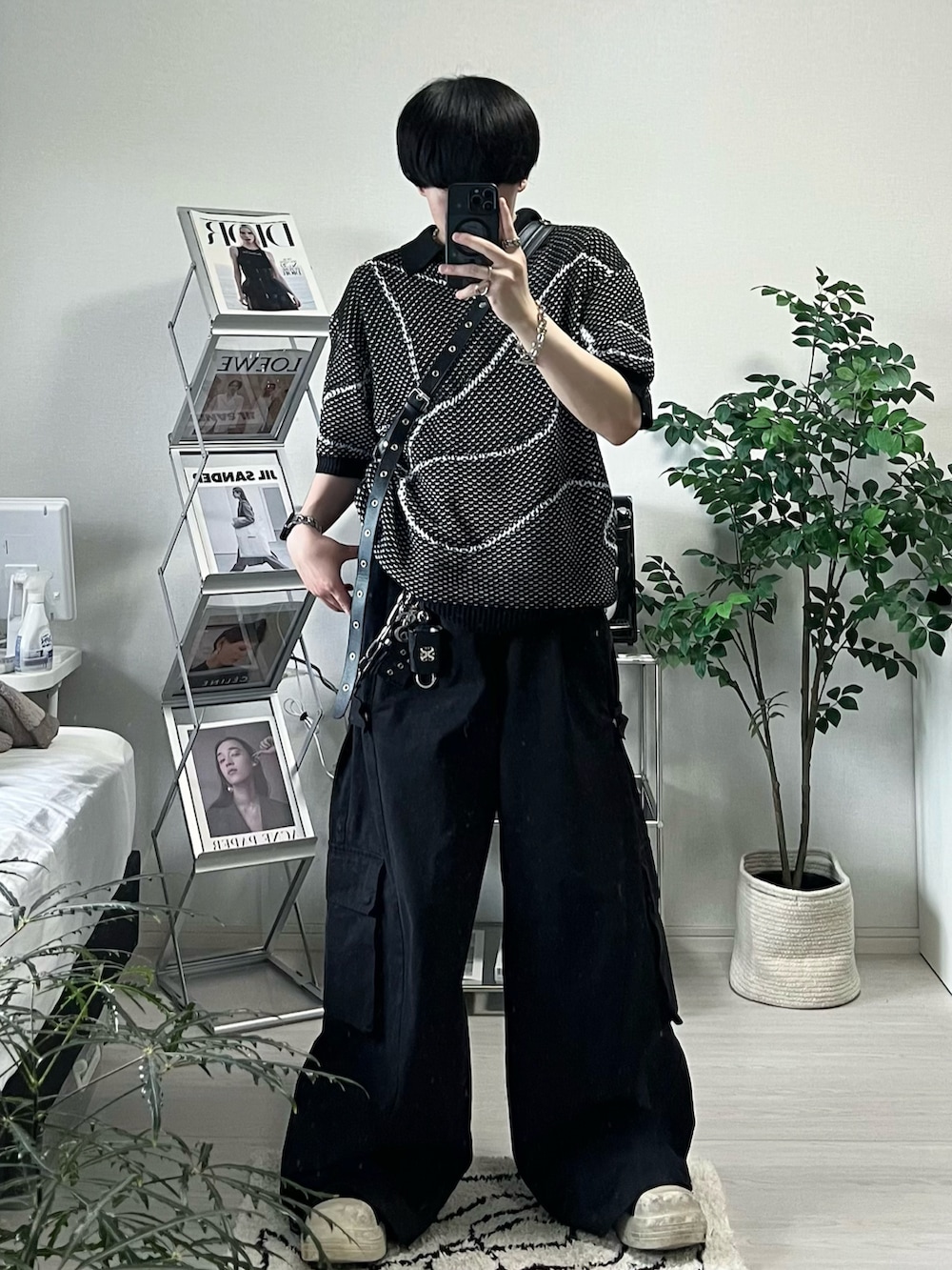 ブラック系のニット/セーター、ブラック系のカーゴパンツ、ブラック系のスニーカーを着用したメンズの夏コーディネートの2枚目の写真