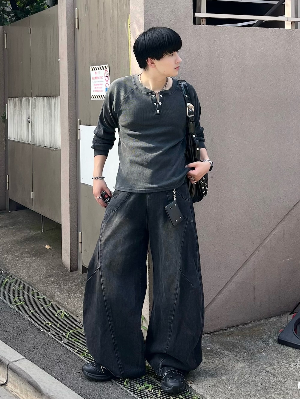 グレー系のTシャツ/カットソー、ブラック系のデニムパンツ、ブラック系のショルダーバッグを着用したメンズの夏コーディネートの2枚目の写真