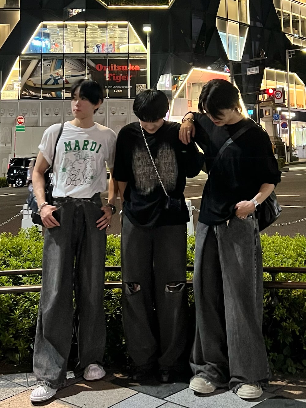 ホワイト系のTシャツ/カットソー、ブラック系のショルダーバッグ、ブラック系のデニムパンツを着用したメンズの夏コーディネートの2枚目の写真