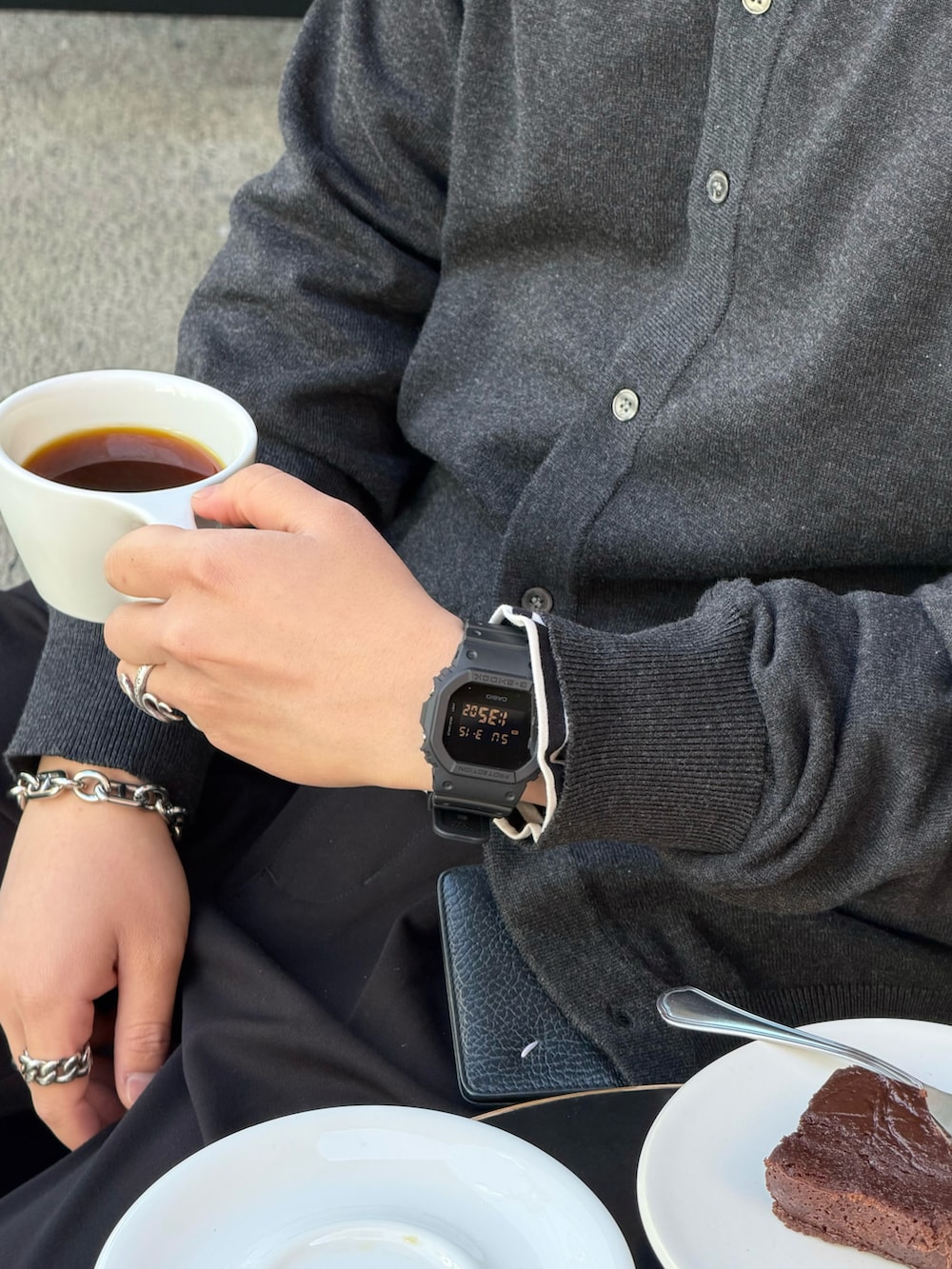 ブラック系のデジタル腕時計を着用したメンズの春コーディネートの3枚目の写真