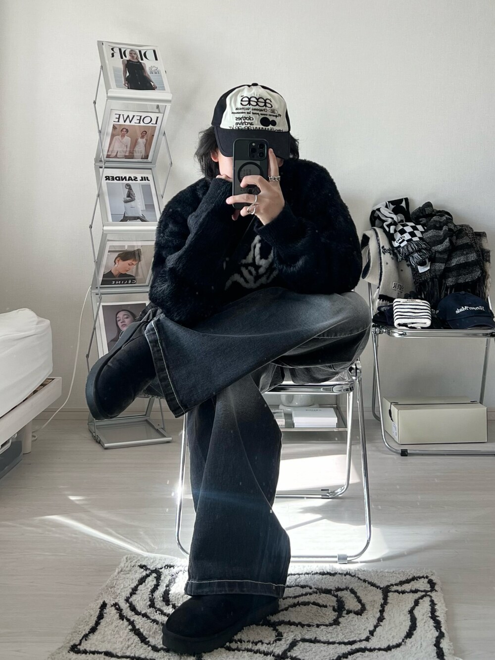 ブラック系のデニムパンツ、ブラック系のスリッポン、グレー系のショルダーバッグを着用したメンズの冬コーディネートの3枚目の写真