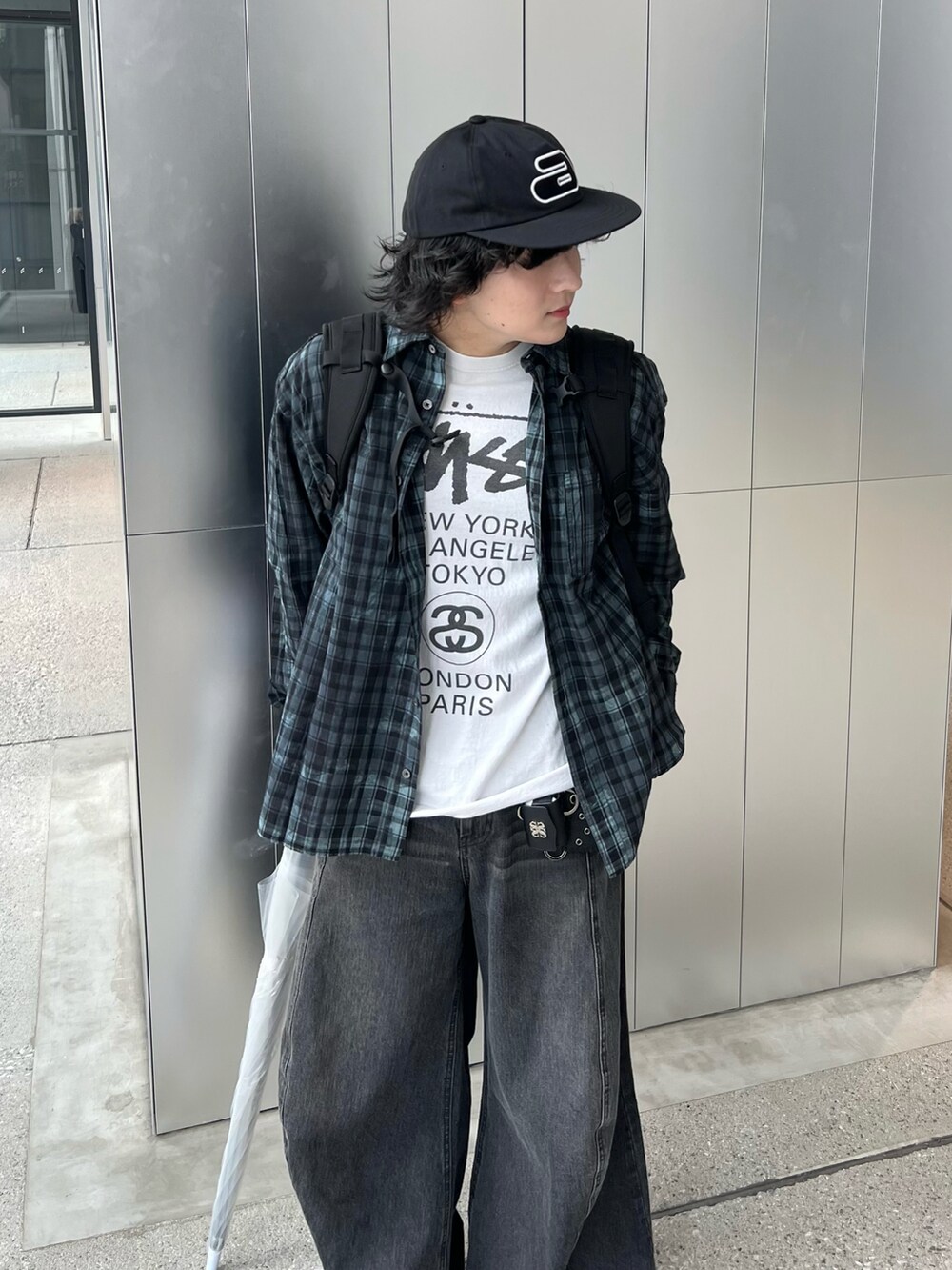 ブルー系のシャツ/ブラウス、ブラック系のデニムパンツ、ブラック系のスニーカーを着用したメンズの春コーディネートの3枚目の写真