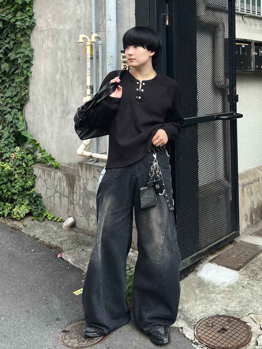 ブラック系のTシャツ/カットソー、ブラック系のデニムパンツ、ブラック系のショルダーバッグを着用したメンズの秋コーディネートの2枚目の写真