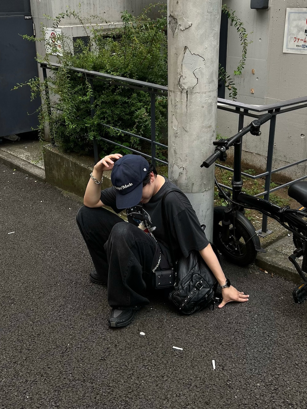 ブラック系のTシャツ/カットソー、ブラック系のデニムパンツ、ブラック系のスニーカーを着用したメンズの夏コーディネートの4枚目の写真