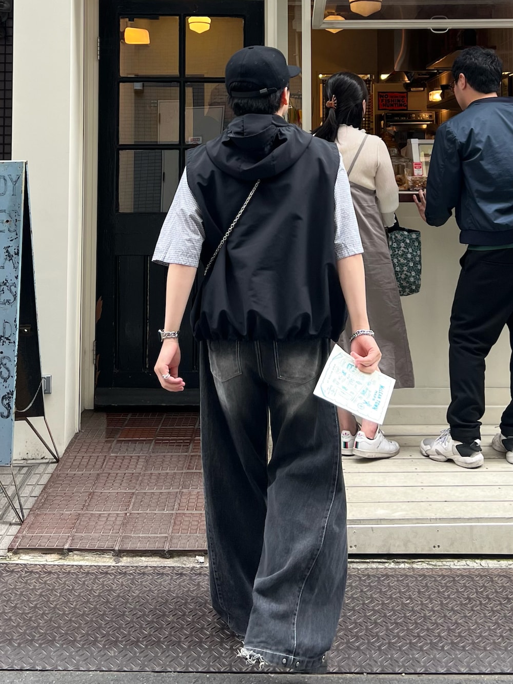 ブラック系のデニムパンツ、ブラック系のスニーカー、ホワイト系のシャツ/ブラウスを着用したメンズの夏コーディネートの3枚目の写真