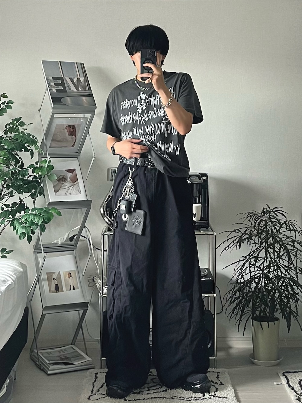 グレー系のTシャツ/カットソー、ブラック系のカーゴパンツ、ブラック系のスニーカーを着用したメンズの夏コーディネートの2枚目の写真