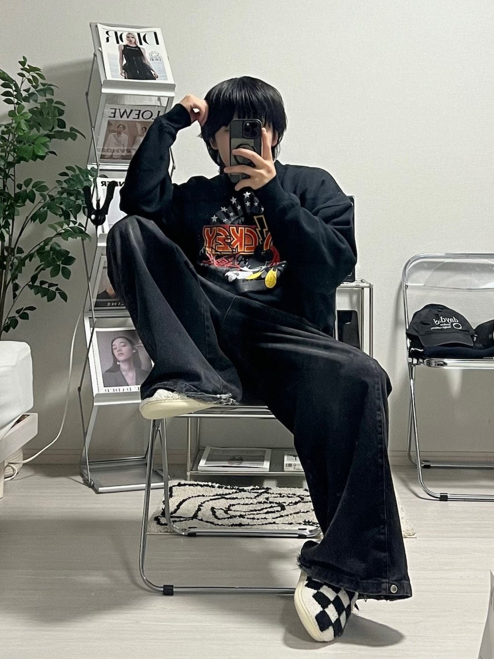 ブラック系のデニムパンツ、ブラック系のスウェット、シルバー系のネックレスを着用したメンズの秋コーディネートの2枚目の写真