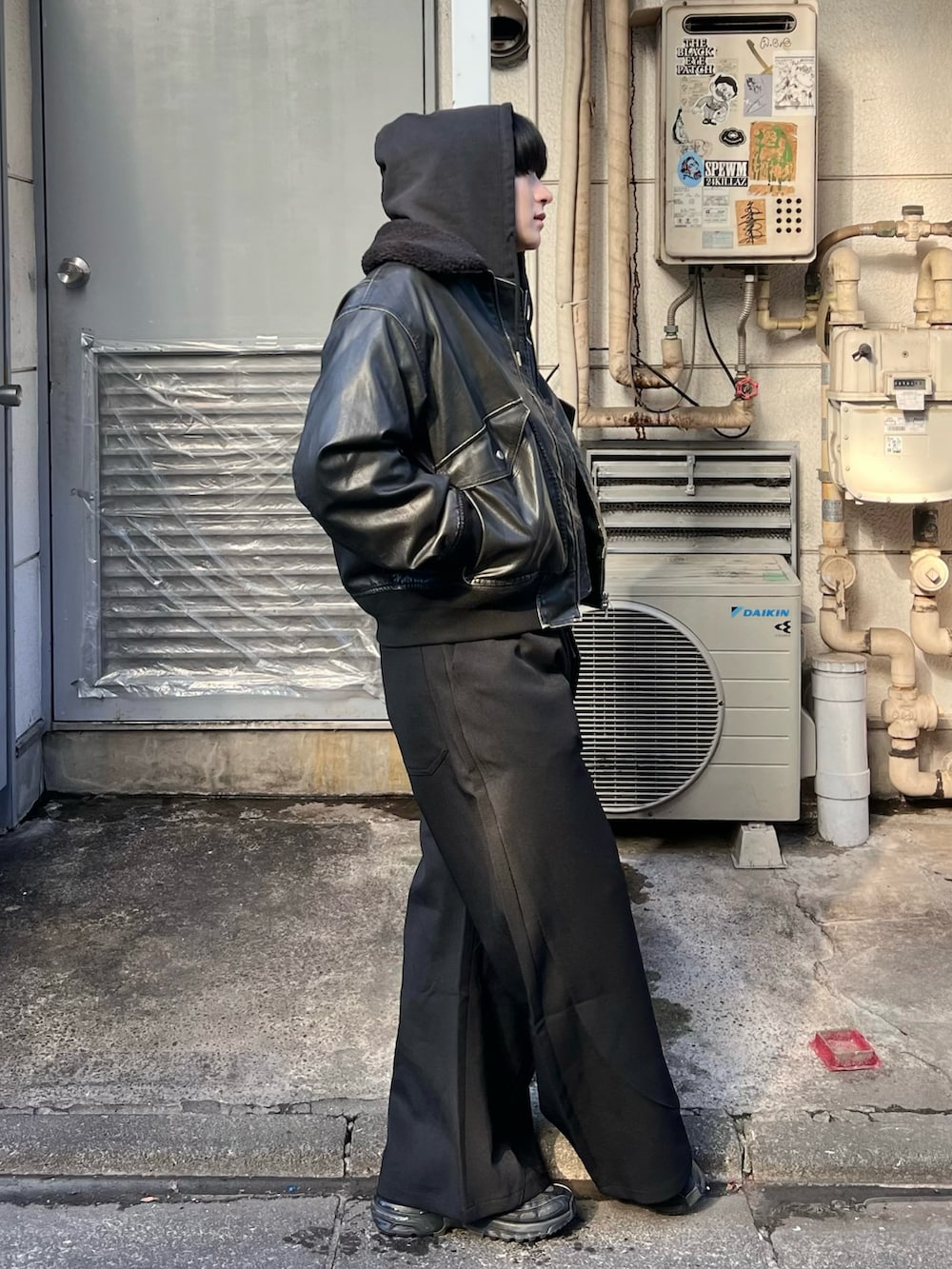 ブラック系のブルゾン、ブラック系のパーカー、ブラック系のTシャツ/カットソーを着用したメンズの冬コーディネートの3枚目の写真