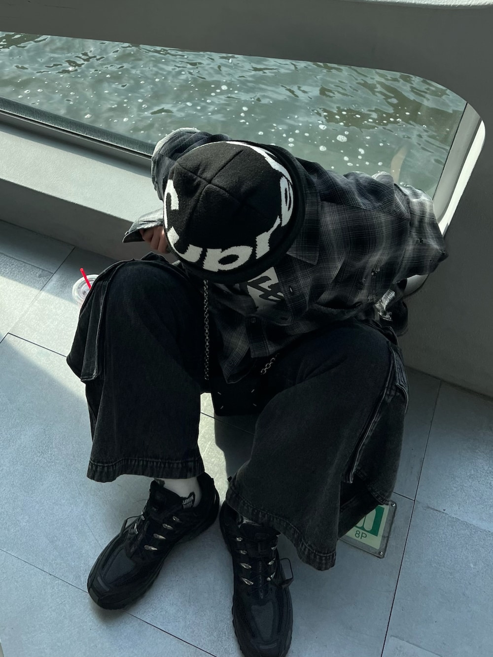 ブラック系のシャツ/ブラウス、ブラック系のカーゴパンツ、ブラック系のスニーカーを着用したメンズの春コーディネートの3枚目の写真