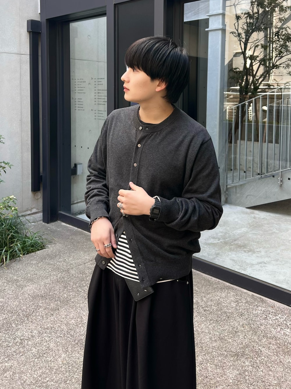 ブラック系のデジタル腕時計を着用したメンズの春コーディネートの2枚目の写真