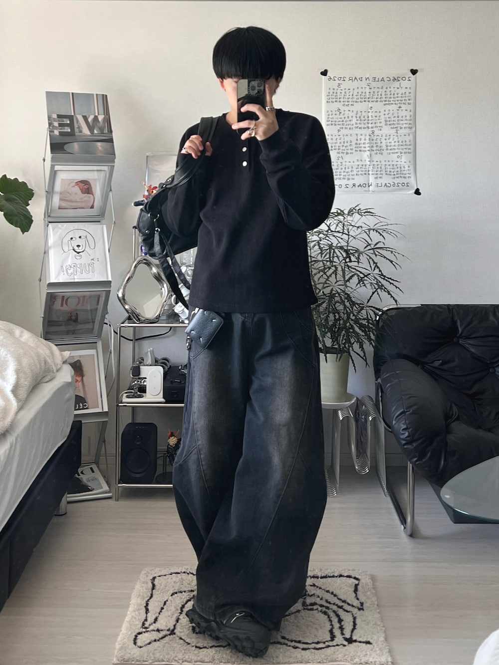 ブラック系のTシャツ/カットソー、ブラック系のデニムパンツ、ブラック系のスニーカーを着用したメンズの春コーディネートの2枚目の写真