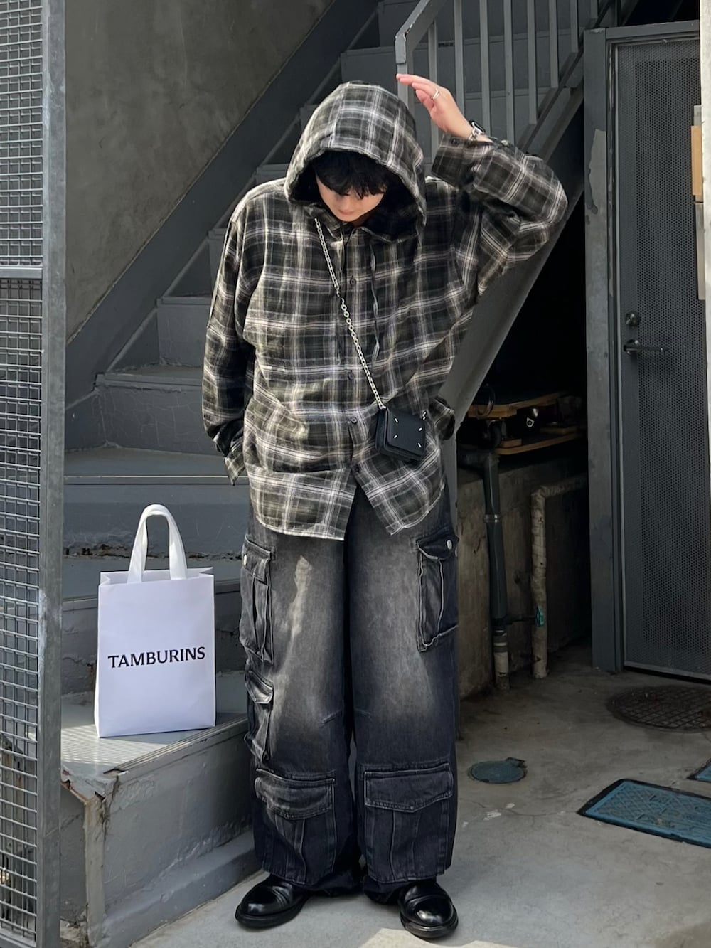 ブラック系のデニムパンツ、ブラック系のドレスシューズ、ブラウン系のシャツ/ブラウスを着用したメンズの夏コーディネートの3枚目の写真