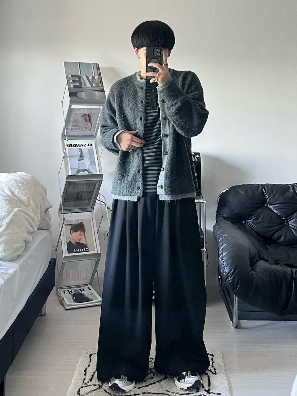 グレー系のカーディガン/ボレロ、ブラック系のTシャツ/カットソー、ブラック系のスラックスを着用したメンズの秋コーディネートの2枚目の写真