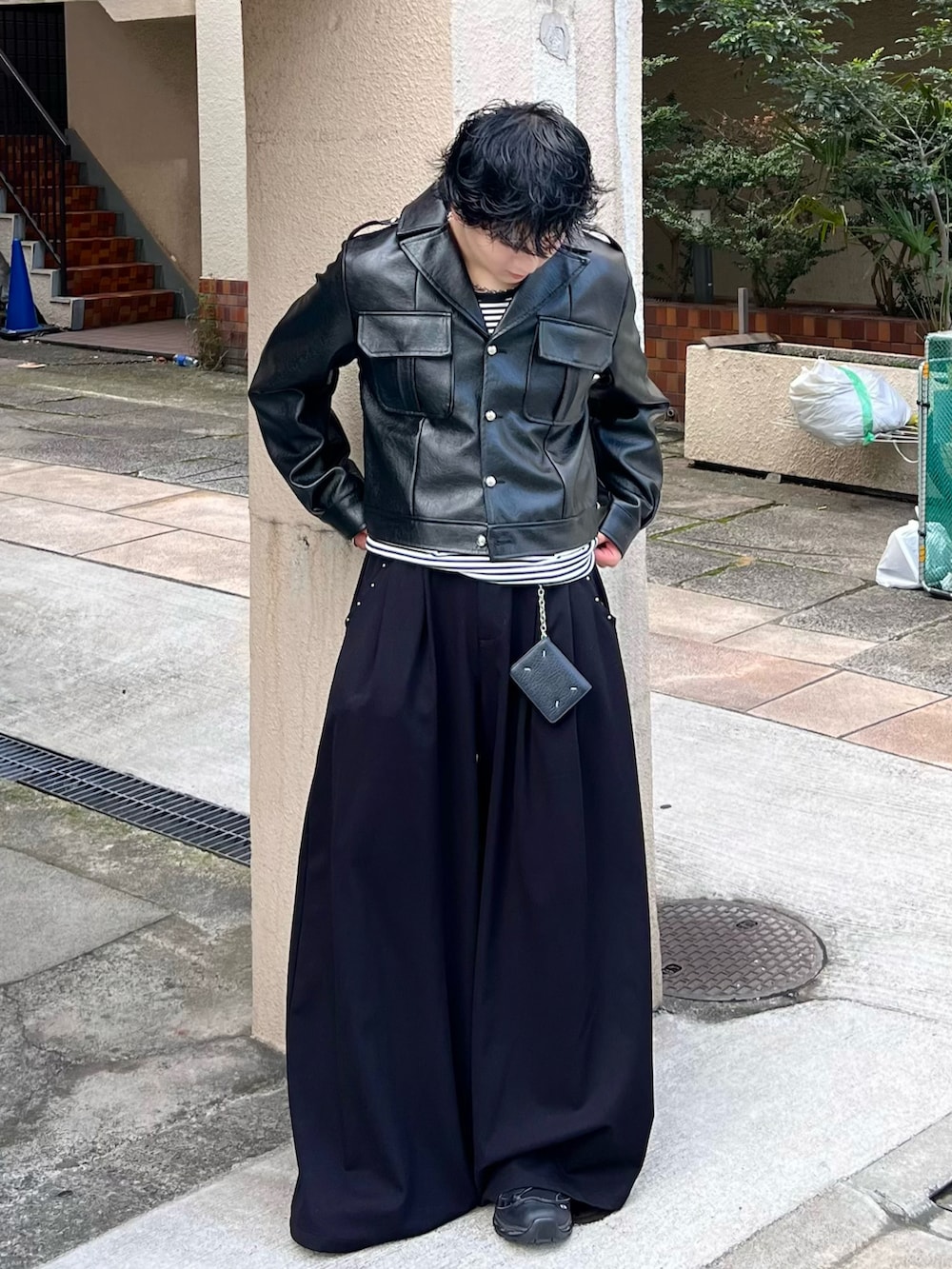 ブラック系のその他アウター、ホワイト系のTシャツ/カットソー、ブラック系のスラックスを着用したメンズの秋コーディネートの3枚目の写真