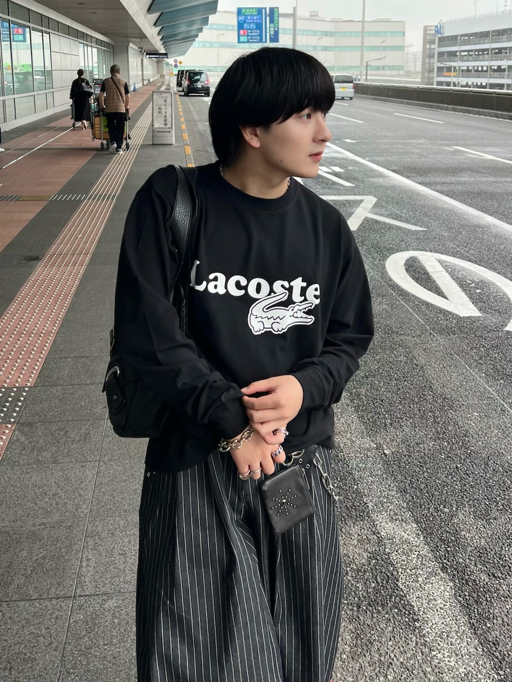 ブラック系のTシャツ/カットソー、その他のスラックス、ブラック系のショルダーバッグを着用したメンズの秋コーディネートの3枚目の写真