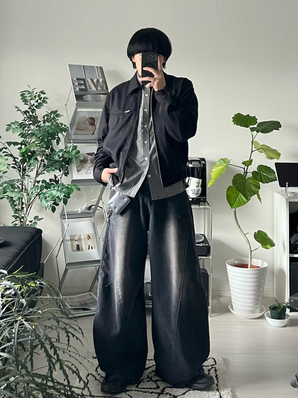 ブラック系のブルゾン、ブラック系のシャツ/ブラウス、ブラック系のデニムパンツを着用したメンズの秋コーディネートの2枚目の写真