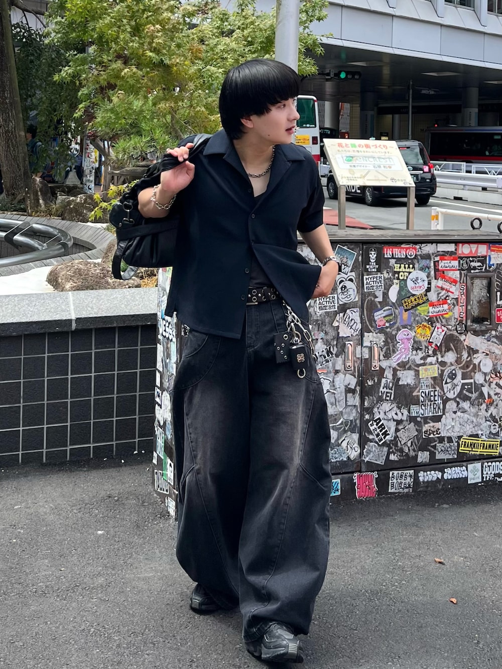 ブラック系のデニムパンツ、ブルー系のシャツ/ブラウス、ブラック系のスニーカーを着用したメンズの夏コーディネートの2枚目の写真