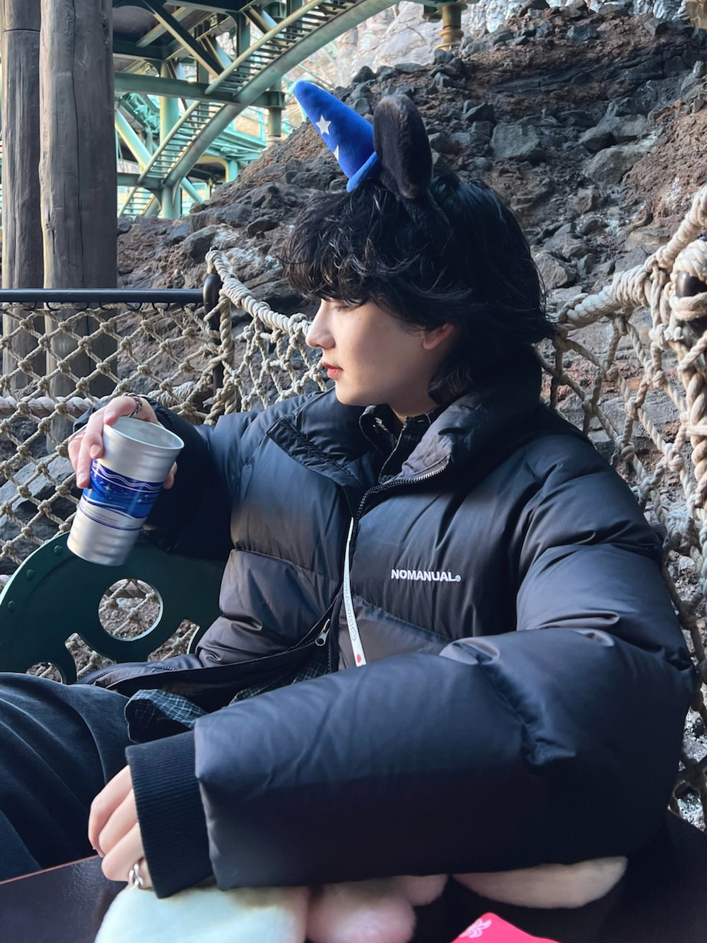 ブラック系のダウンジャケット/コート、グレー系のデニムパンツ、ブラック系のスニーカーを着用したメンズの冬コーディネートの3枚目の写真