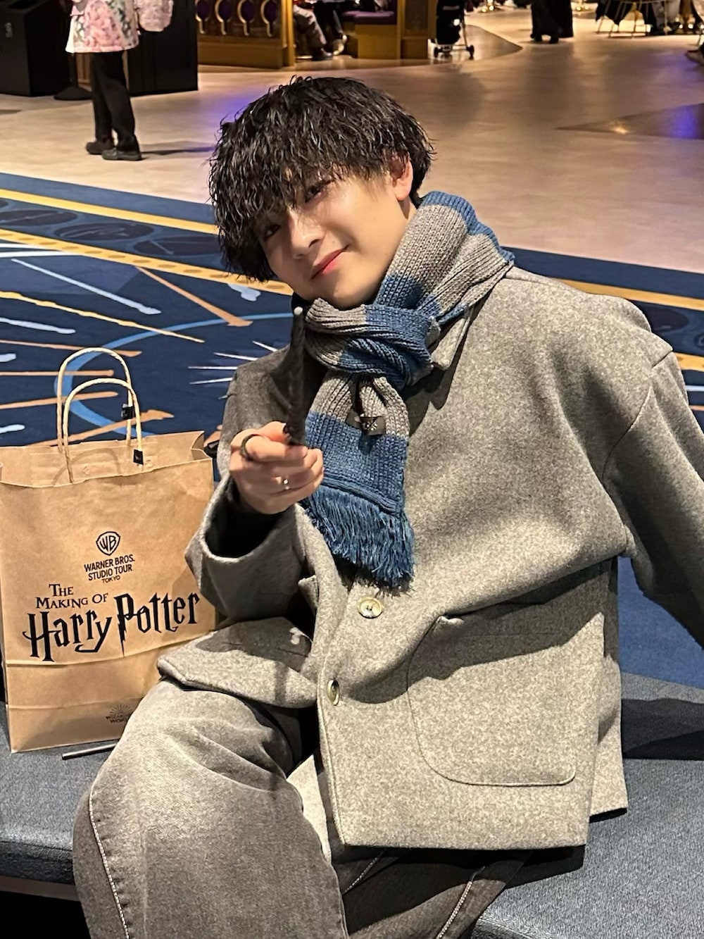 グレー系のジャケット/アウター、ブラック系のデニムパンツ、ブラック系のスリッポンを着用したメンズの冬コーディネートの2枚目の写真