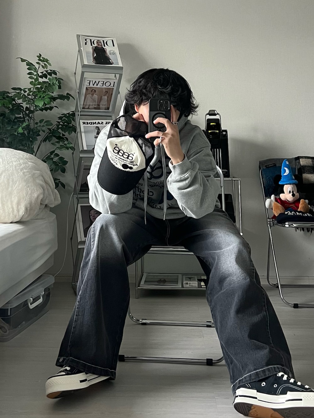 グレー系のパーカー、ブラック系のデニムパンツ、ブラック系のキャップを着用したメンズの秋コーディネートの2枚目の写真