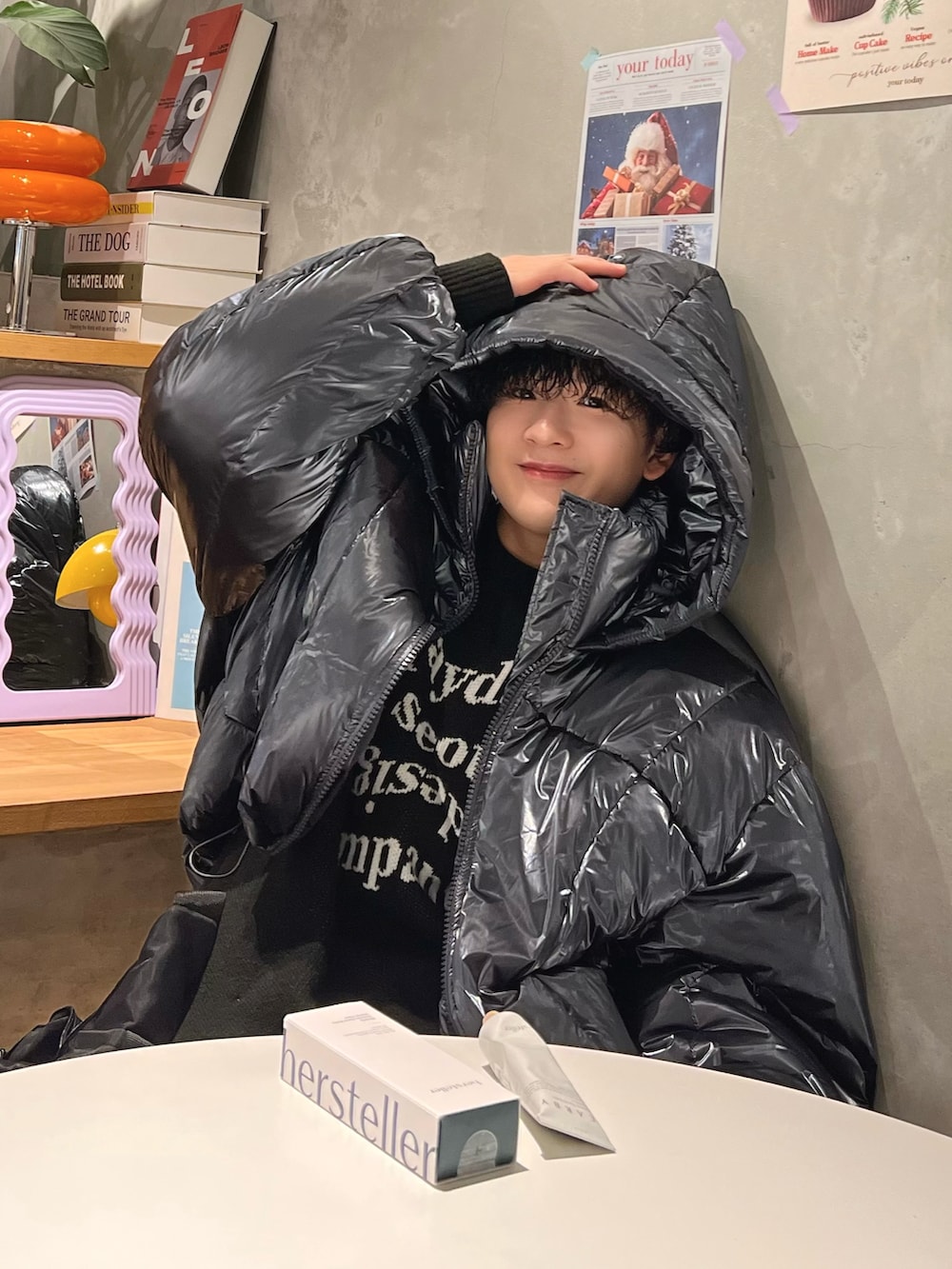 ブラック系のデニムパンツ、ブラック系のスリッポン、ブラック系のニット/セーターを着用したメンズの冬コーディネートの2枚目の写真