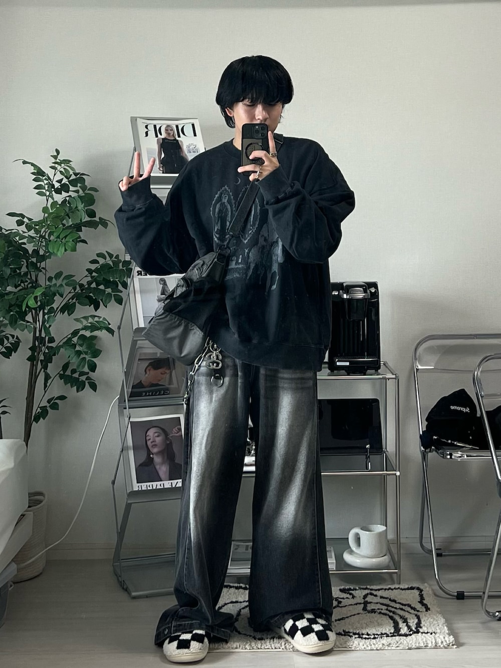 ブラック系のスウェット、グレー系のショルダーバッグ、ブラック系のデニムパンツを着用したメンズの秋コーディネートの2枚目の写真