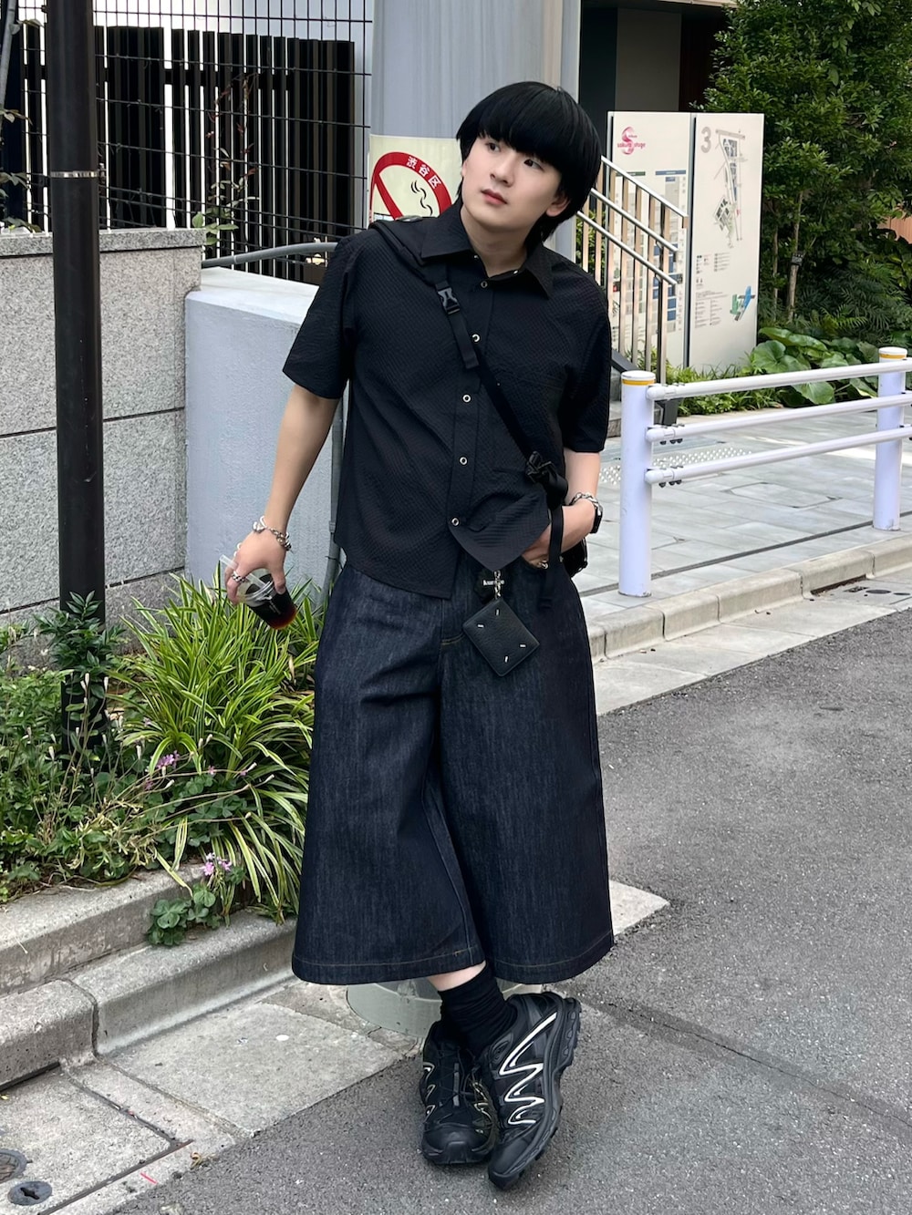 ブラック系のシャツ/ブラウス、ブルー系のその他パンツ、ブラック系のスニーカーを着用したメンズの夏コーディネートの2枚目の写真