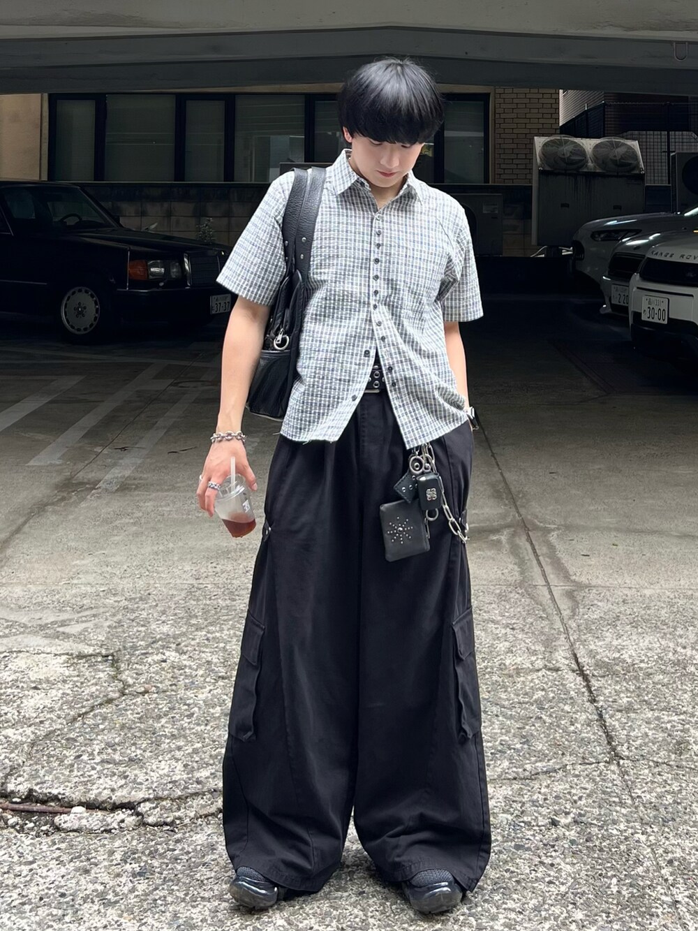 ブラック系のカーゴパンツ、ブルー系のシャツ/ブラウス、ブラック系のショルダーバッグを着用したメンズの秋コーディネートの2枚目の写真