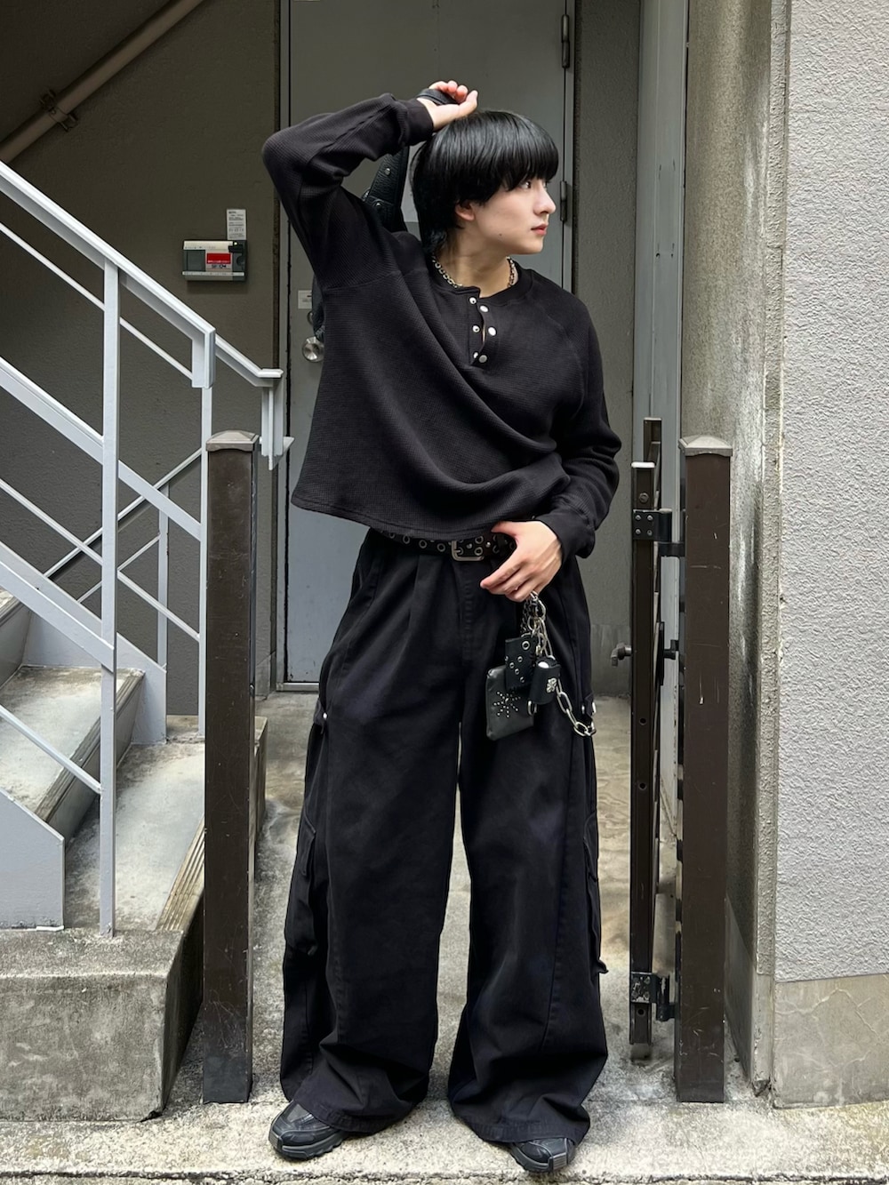 ブラック系のカーゴパンツ、ブラック系のTシャツ/カットソー、ブラック系のスニーカーを着用したメンズの秋コーディネートの2枚目の写真