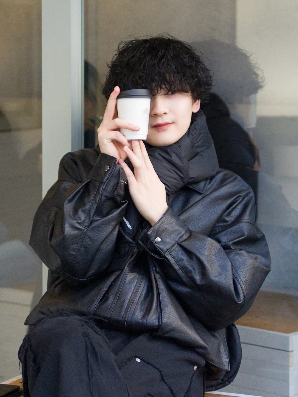 ブラック系のブルゾン、ブラック系のカーゴパンツ、ブラック系のスニーカーを着用したメンズの冬コーディネートの2枚目の写真