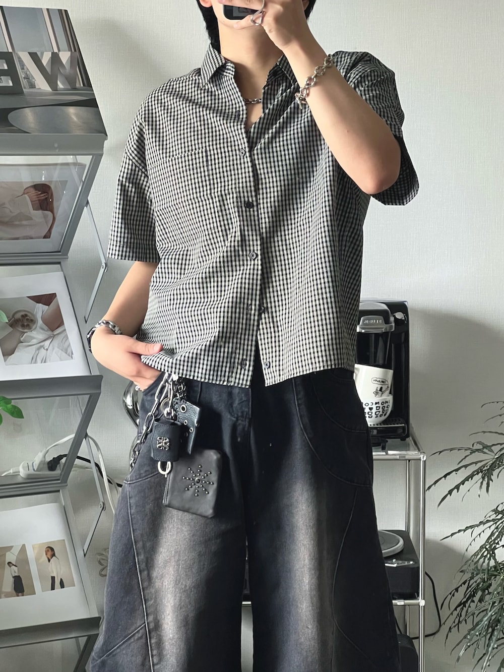 ブラック系のデニムパンツ、ブラック系のスニーカー、ブラック系のシャツ/ブラウスを着用したメンズの夏コーディネートの4枚目の写真