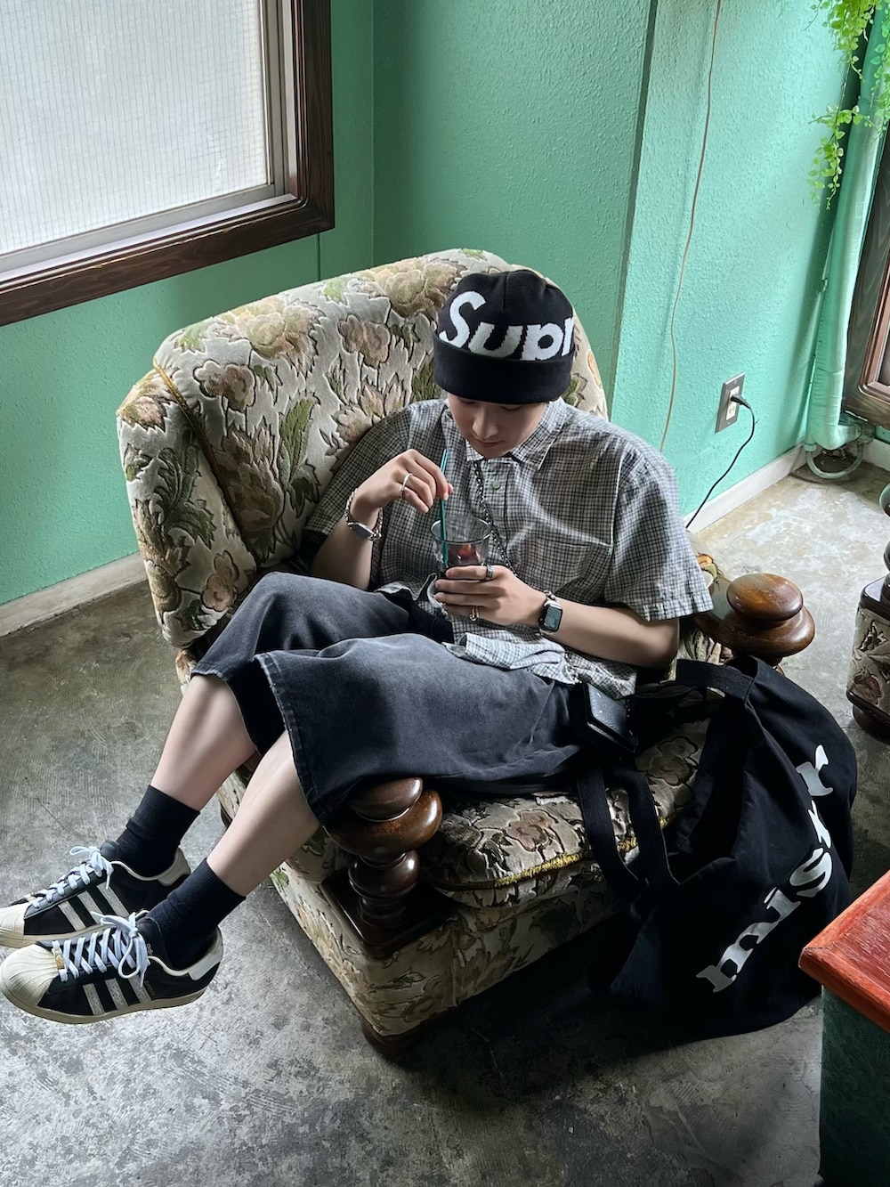 ブラック系のスニーカー、ブラック系のデニムパンツ、ブラック系のソックス/靴下を着用したメンズの夏コーディネートの4枚目の写真