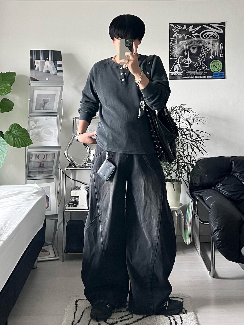 グレー系のTシャツ/カットソー、ブラック系のデニムパンツ、ブラック系のショルダーバッグを着用したメンズの秋コーディネートの2枚目の写真