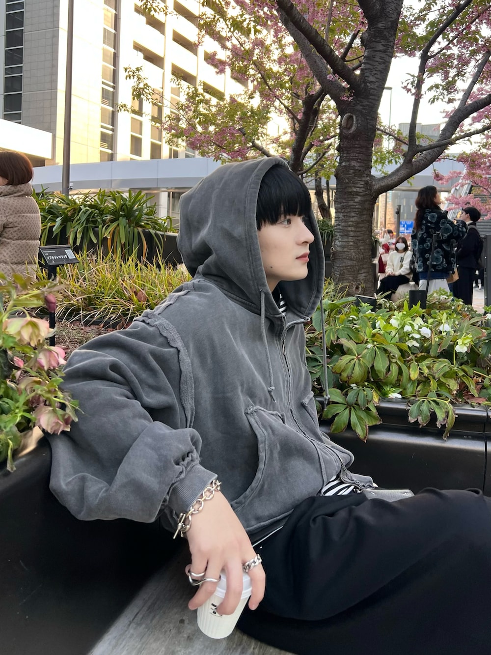 ブラック系のスラックス、ブラック系のパーカー、ブラック系のTシャツ/カットソーを着用したメンズの春コーディネートの3枚目の写真